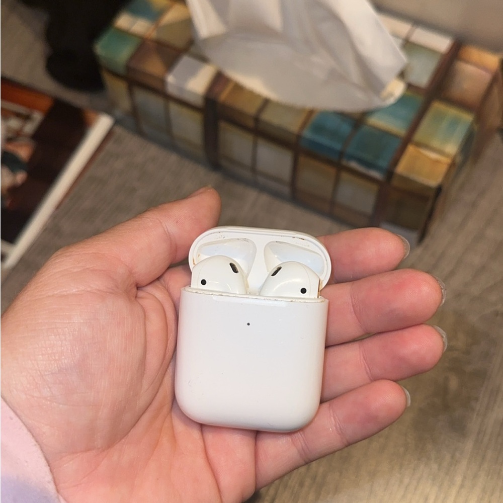 Apple Gen. 1 Wireless White Earbuds with Charging Case